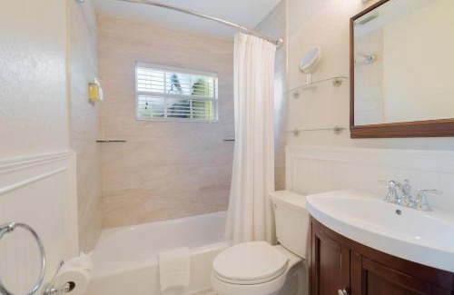 Grandview Heights House | Tropical Nola Studio Vacation Rental