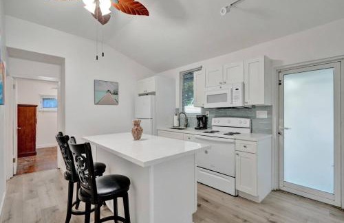Sailboat Bend House | Tropical Oasis 2BR w Pool