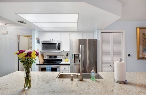 Lakeland House | Tropical oasis, centrally located, quiet street. Close to everything!