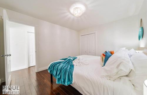 Jasper Place House | Tropical Oasis - King Beds - Free Netflix & Parking - Fast Wi-Fi