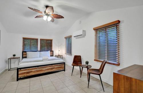 Sailboat Bend House | Tropical Oasis Studio w Pool