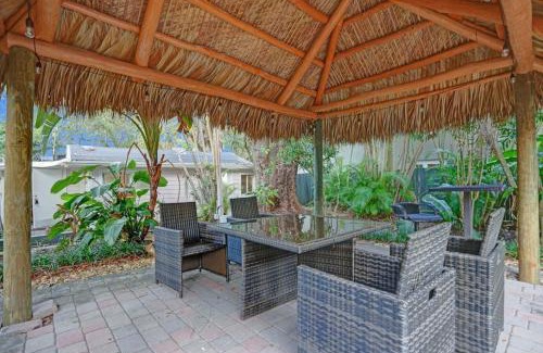 Sailboat Bend House | Tropical Oasis Studio w Pool