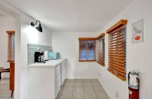 Sailboat Bend House | Tropical Oasis Studio w Pool