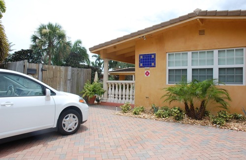 Dolphin Isles Apartment | Tropical oasis 1 bed 3 min walk to beachnStay 1 week save 10% 1 month save 20%