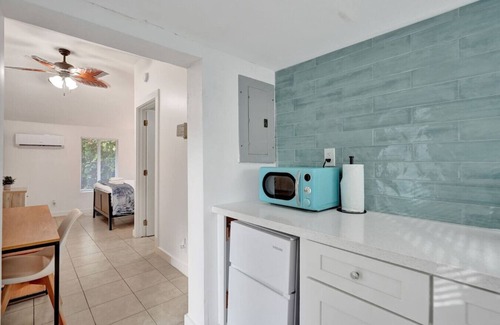 Sailboat Bend Apartment | Tropical Oasis: Studio w/Pool