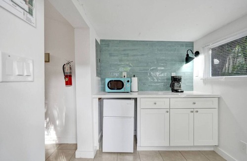 Sailboat Bend Apartment | Tropical Oasis: Studio w/Pool