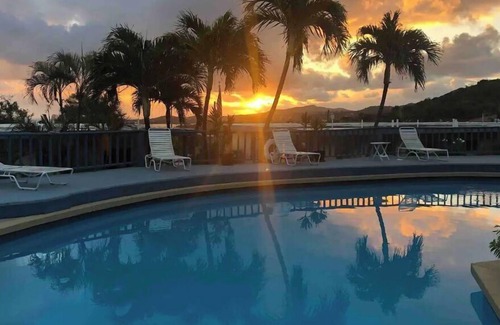 Estate East Street Condo | Tropical one bedroom condo steps from pool.