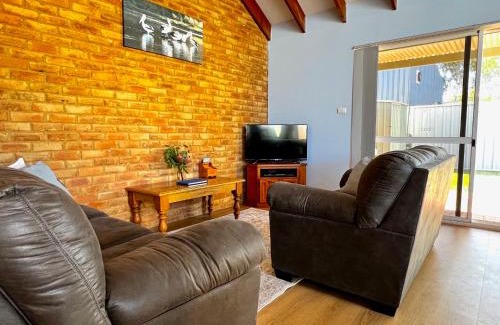 Kalbarri Apartment | Tropical Palms - Kalbarri, WA