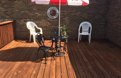 Taylorville House | Tropical Paradise . Great For Game-Day Weekends