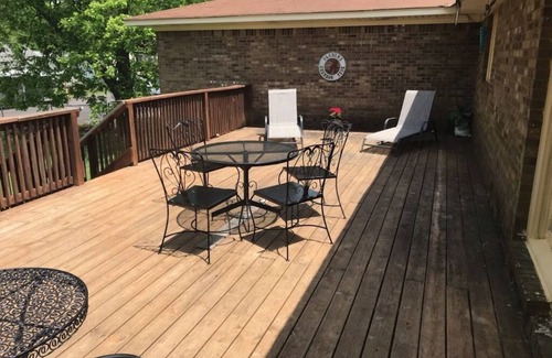 Taylorville House | Tropical Paradise . Great For Game-Day Weekends
