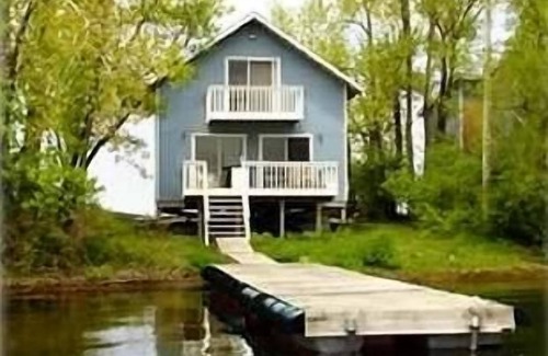 Wolcott Cottage | Tropical Paradise in NY Palm Trees,