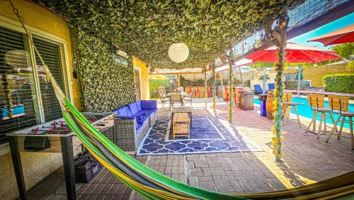 Raisin House | Tropical Paradise