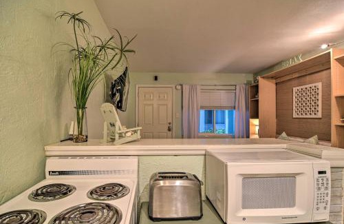 Pass-a-Grille Historic District Apartment | Tropical Pass-A-Grille Gem with Direct Beach Access!