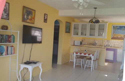 Retreat Apartment | Tropical Pearl - Lovely two bedroom apartment