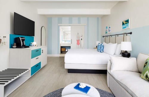 New Town House | Tropical Playground | Relaxed Key West Stay w/Pool, Karaoke Nights & Tiki Bar