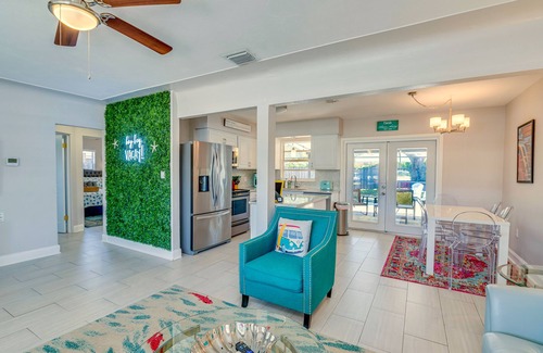 South Pinellas Community Council House | Tropical POOL Oasis- 5 Minutes to Beach 2Br/1Ba -sleeps 8 Guests
