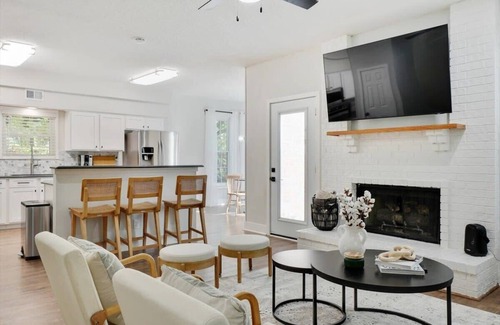 Flower Mound House | Tropical Pool Oasis - 5 BR, Foosbal, Cinema