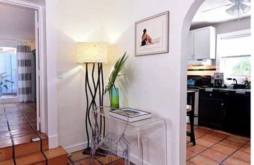 Flamingo Parks Apartment | Tropical Relaxation In The Downtown Arts District🏳️‍🌈