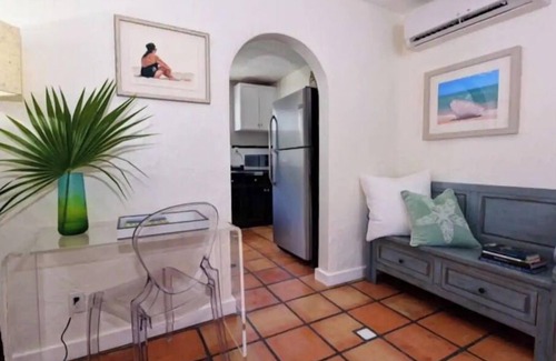 Flamingo Parks Apartment | Tropical Relaxation In The Downtown Arts District🏳️‍🌈