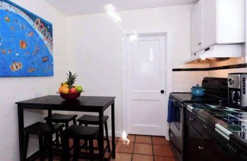 Flamingo Parks Apartment | Tropical Relaxation In The Downtown Arts District🏳️‍🌈