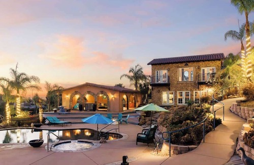 Fallbrook House | Tropical Resort 7 Bed 4 Acres