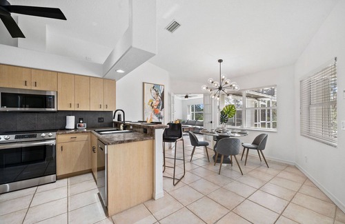 White Marsh House | Tropical Retreat - Oversized heated pool, golf, pickle-ball, tennis, bikes,