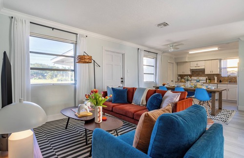 Hollywood House | Tropical Retreat on Sheridan Near Beach & Parks