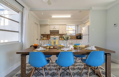 Hollywood House | Tropical Retreat on Sheridan Near Beach & Parks