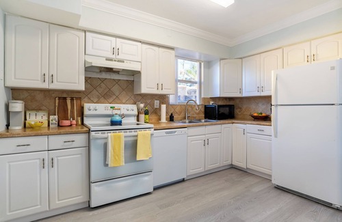 Hollywood House | Tropical Retreat on Sheridan Near Beach & Parks