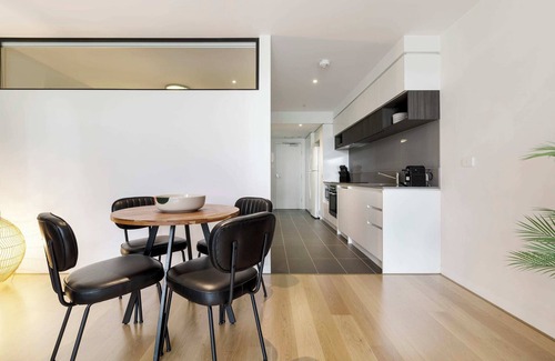 Hawthorn Condo | Tropical Sanctuary in Hawthorn’s Urban Hot Spot