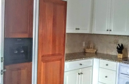 Vamo House | Tropical Shores Retreat-Great Location - Discounts for stays 3 months or longer