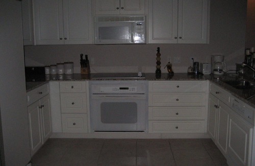 Vamo House | Tropical Shores Retreat-Great Location - Discounts for stays 3 months or longer