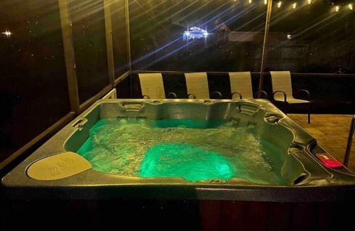 Spring Hill House | Tropical & Spa Room on Spring Hill
