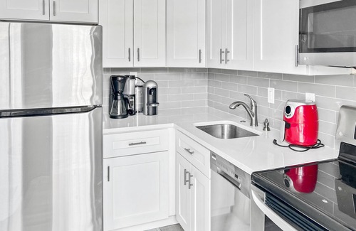 Harbor Village Apartment | Tropical Stylish & Cozy Private Escape near the Beach: Yard Parking BBQ
