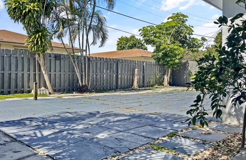 Harbor Village Apartment | Tropical Stylish & Cozy Private Escape near the Beach: Yard Parking BBQ