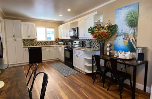 Arlington South House | Tropical Vacation Home | Jacuzzi*Fire Pit*5 Stars