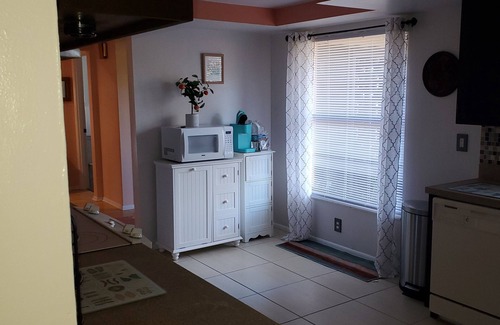 Venice Gardens House | Tropical vacation house with large, heated pool and spacious, open floor plan