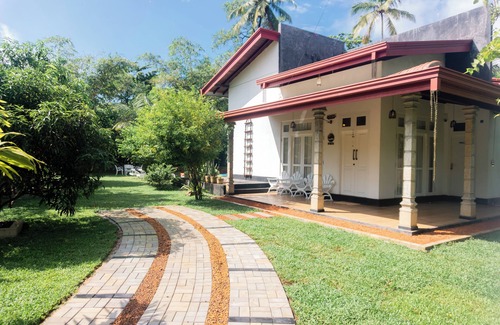Balapitiya Villa | tropical villa with privet pool near the beach