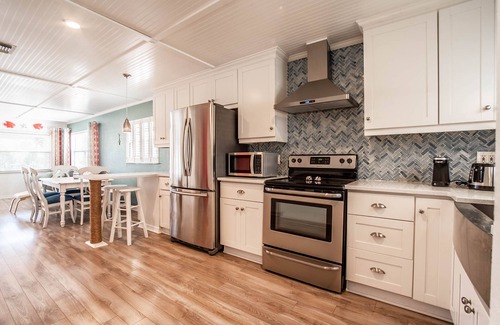 Flor-a-mar House | Tropical Waterfront Home/Hot Tub/Dock, Gulf Harbors