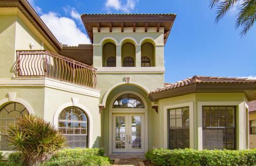 Eight Lakes Villa | Tropical waterfront paradise with gulf access, heated infinity pool and spa - Villa Southern Shores
