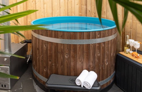 Budesheim Apartment | Tropical Wellness Suite Sauna, whirlpool, TV, BBQ