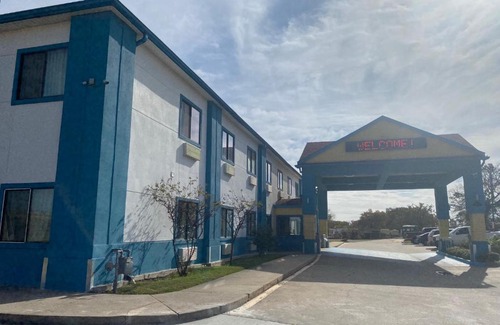Northwest Dallas Hotel | Tropicana Inn and Suites