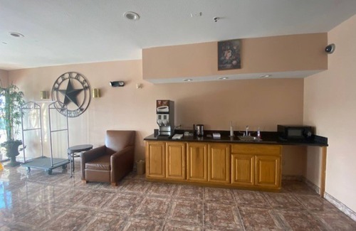 Northwest Dallas Hotel | Tropicana Inn and Suites
