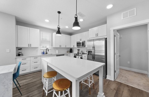 Deerwood Apartment | Tropics Getaway: Dual 2BR/2BA Units w./Pool & Gym