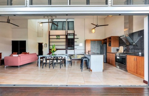 Parap House | 'Troppo Court' Luxury boutique home with pool in Darwin