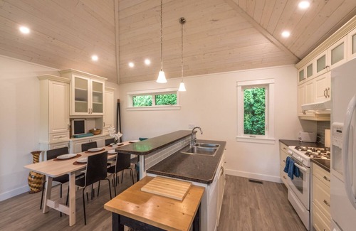 Okanagan-Similkameen House | Trout Creek Charmer Steps to Okanagan Lake, Tennis Courts & Winery