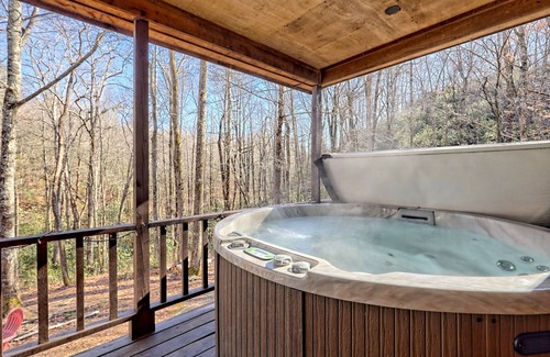 Marble Cabin | Trout Creek Getaway. 2 bedroom, 2 bathroom cabin on the creek with HOT TUB!