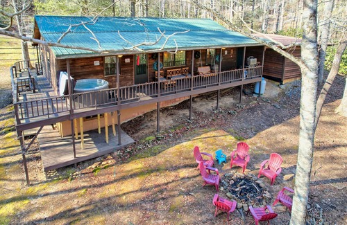 Marble Cabin | Trout Creek Getaway. 2 bedroom, 2 bathroom cabin on the creek with HOT TUB!