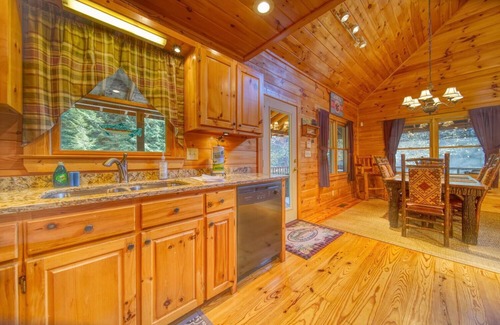 Suches Cabin | Troutmendous on the River - 3 BR, Hot Tub, Charcoal Grill, Screened Porch!