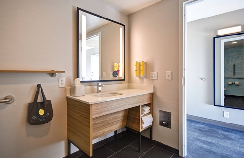 Fairgrounds Hotel | Tru by Hilton Louisville Airport